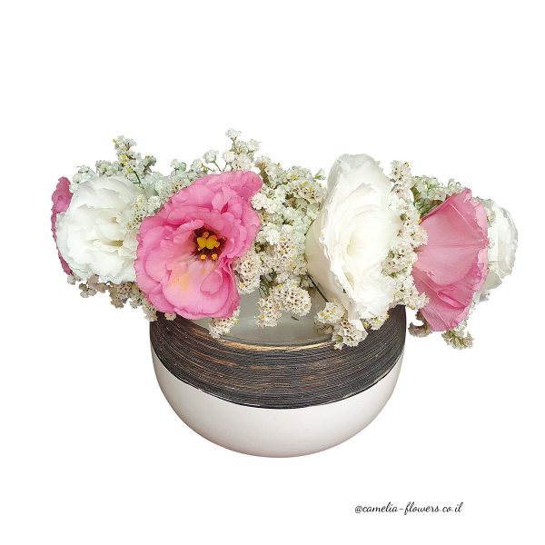 A цветочный магазин offering доставка цветов of a white and pink букет цветов in a wooden bowl.