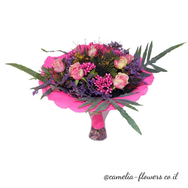 Букет розовых роз в розовой вазе.